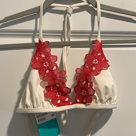 H&M NWT Red Flower Appliqué White Bikini Top Size 6 - Picture 2 of 7